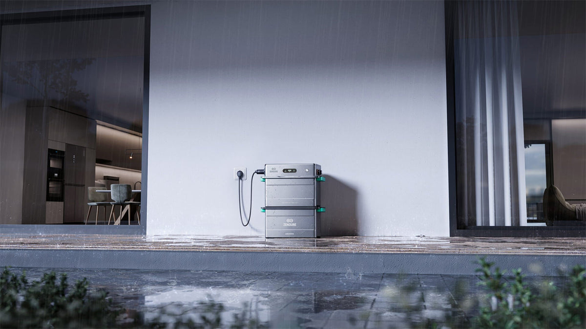 batterie solaire installée en dehors de la maison