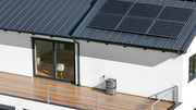 panneau solaire installé sur toit avec batterie solaire