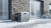 Zendure SolarFlow 2400 AC+ installé à l'extérieur d'une maison en hiver