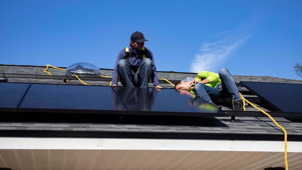 panneaux solaires installés sur toit