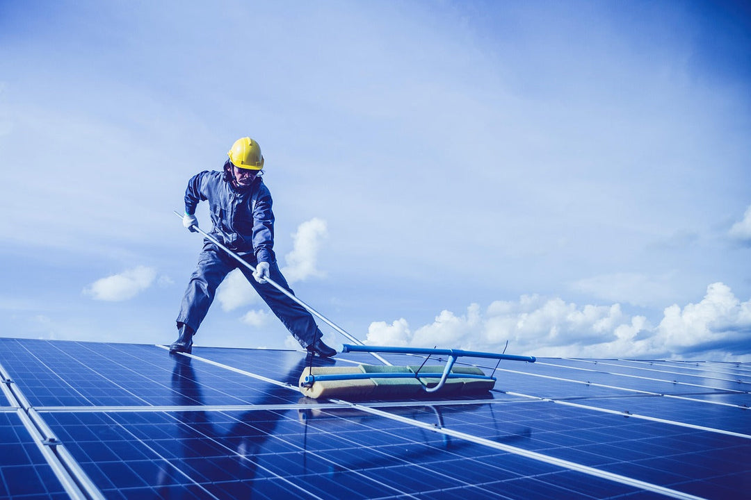 Comment nettoyer ses panneaux solaires efficacement ? Le guide 2025