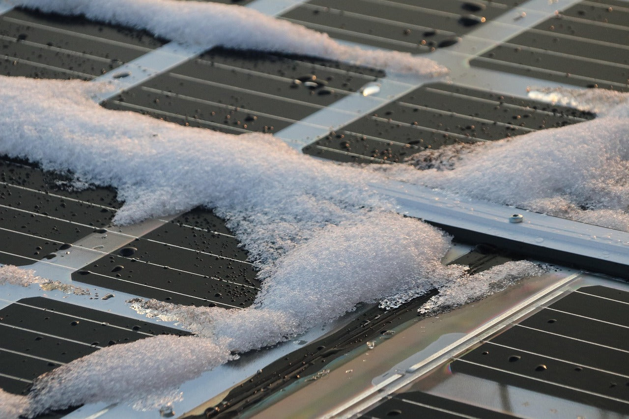 panneau solaire couvert par la neige