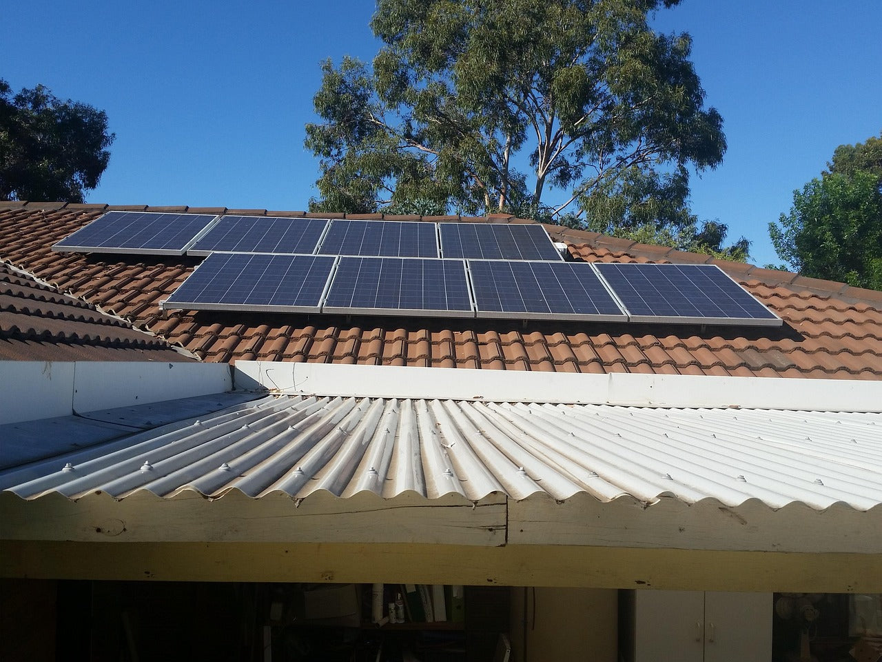panneaux solaires installés sur toit