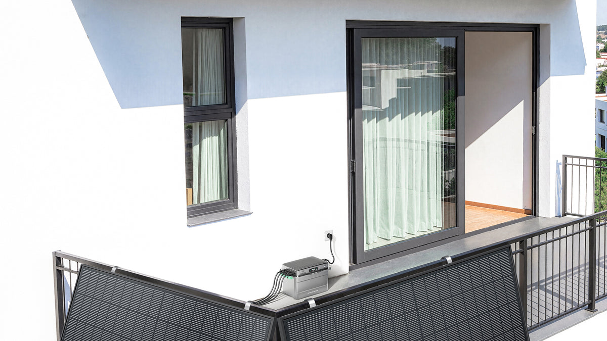SolarFlow 800 Plus branché sur un balcon avec des panneaux solaires fixés au garde-corps